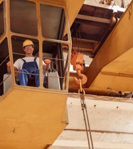 TÜV AUSTRIA Hellas Χειριστής Γερανοφόρων και Ανυψωτικών Μηχανημάτων | Crane and Lifting Machinery Operator (C) Shutterstock, Friends Stock