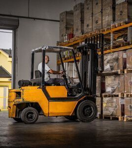 TÜV AUSTRIA Hellas Χειριστής Περονοφόρων | Fork Lifts Operator (C) Shutterstock, Vladimir Borovic