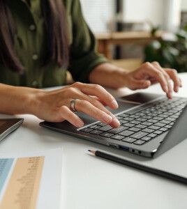 Basic Computer Skills | shutterstock 2376074895 Pressmaster 1000x368px