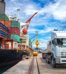 Freight Forwarding Executive | shutterstock 778873474 Iam Anuphone 1000x368px